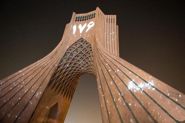 伊朗德黑兰自由塔亮灯悼念坠机事件遇难者