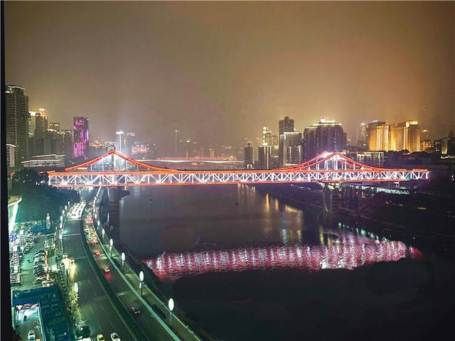 重庆曾家岩大桥正式亮灯
