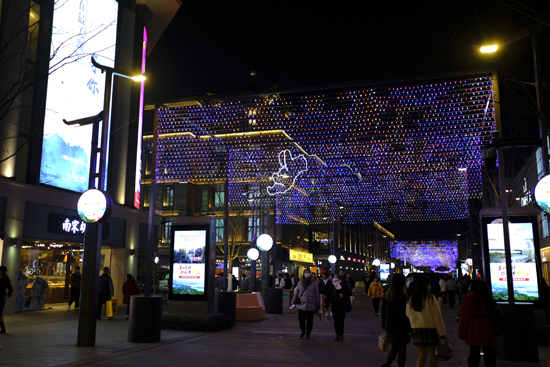 首届湖滨国际灯光节在杭州启幕