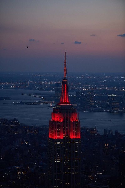 美国纽约帝国大厦将以红心灯光参加拜登的新冠纪念活动