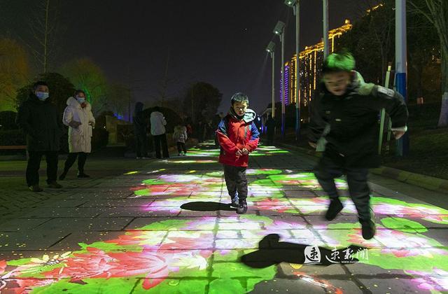 江苏省宿迁市泗洪县世纪公园灯光互动秀为居民添欢乐