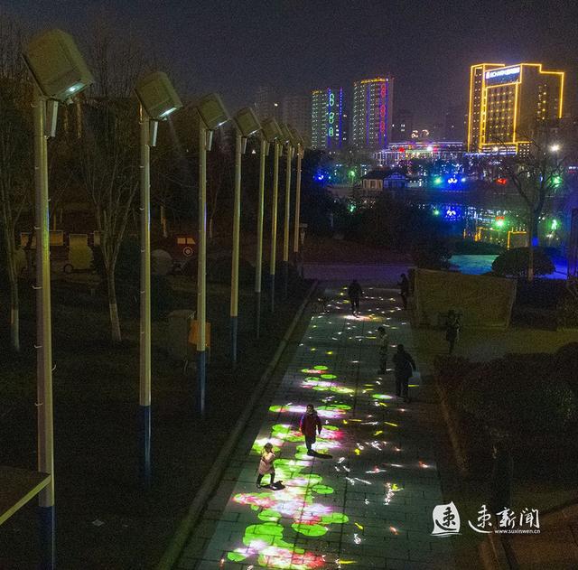 江苏省宿迁市泗洪县世纪公园灯光互动秀为居民添欢乐
