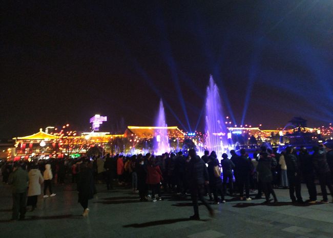改版后的大雁塔灯光音乐喷泉带旺西安夜经济