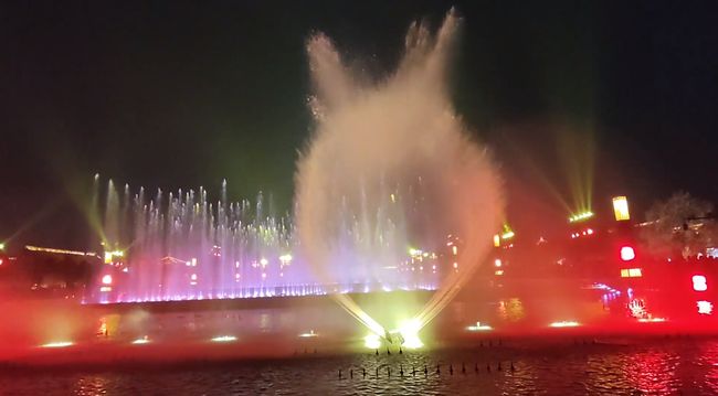 改版后的大雁塔灯光音乐喷泉带旺西安夜经济