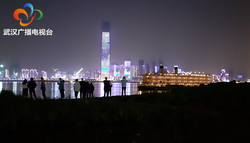 武汉两江四岸上演“世界水日”、“中国水周”主题灯光秀
