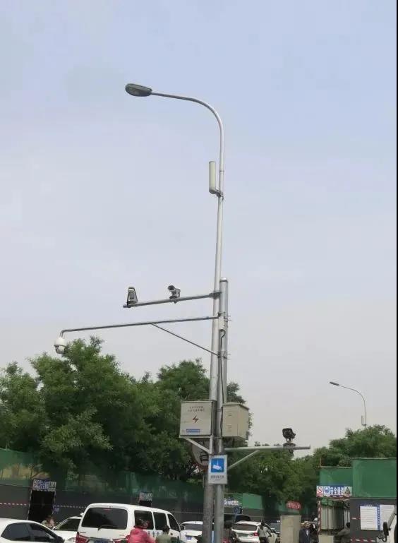 北京雍和宫大街智慧综合杆以“多杆合一”优化城市空间