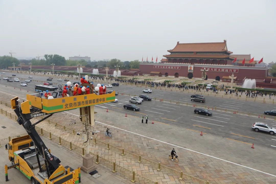 第五代华灯车对北京天安门广场和长安街253基华灯进行“体检”