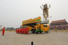 第五代华灯车对北京天安门广场和长安街253基华灯进行“体检”