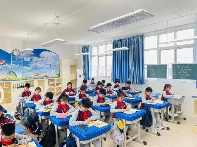 郑州市实验小学完成健康教室护眼灯安装