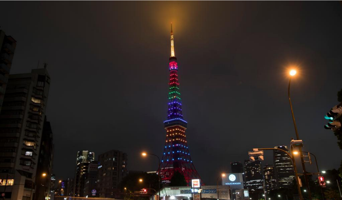 日本东京多地标“亮灯”纪念奥运会倒计时100天