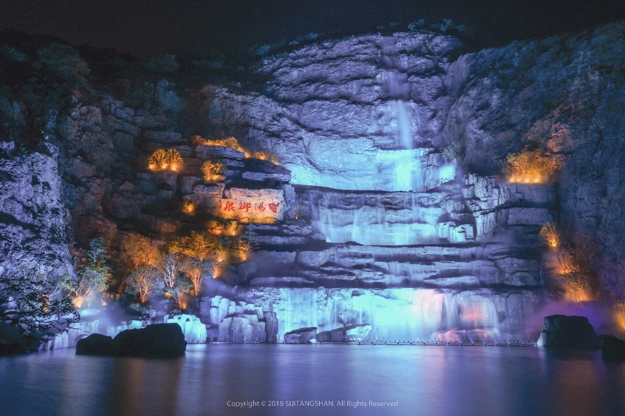 全球首部矿坑崖壁光雕实景灯光秀《大地》在南京正式上演