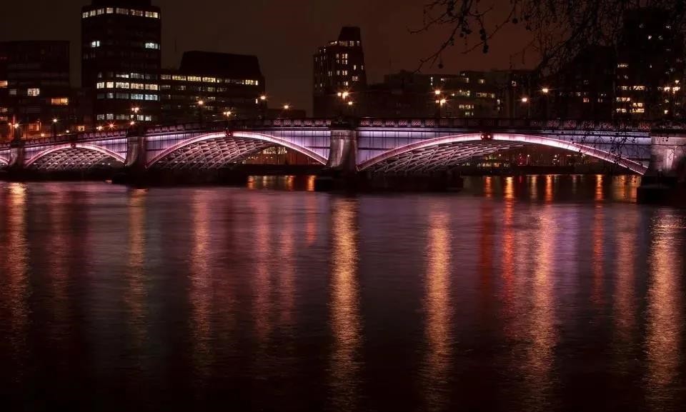 世界最长的公共艺术灯光装置作品“光河”亮相英国伦敦
