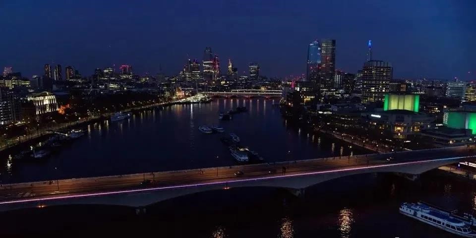 世界最长的公共艺术灯光装置作品“光河”亮相英国伦敦