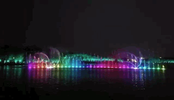 北京马家湾喷泉灯光秀幻彩“绽放”