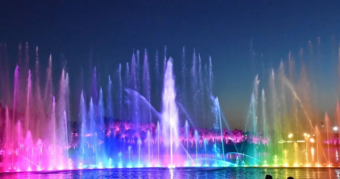 北京马家湾喷泉灯光秀幻彩“绽放”