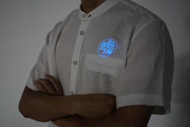 复旦大学彭慧胜团队自主研发”可穿在身上的显示器“