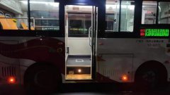 广州公交车开门提示灯光投射装置为乘客提供安全保障