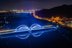 杭州富阳即将通车的跨江大桥上演璀璨灯光秀！