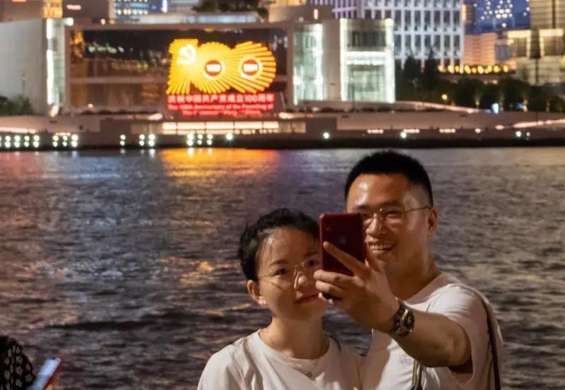 国内首创的庆祝建党百年华诞巨型灯光艺术标识在上海正式亮灯