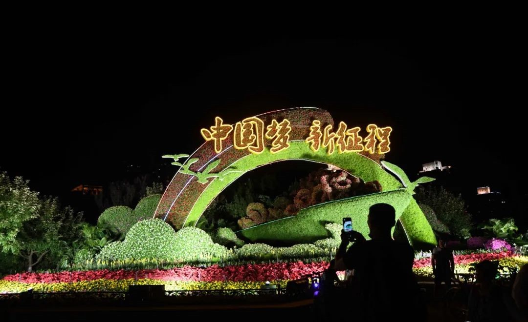 北京长安街立体花坛景观照明首亮灯