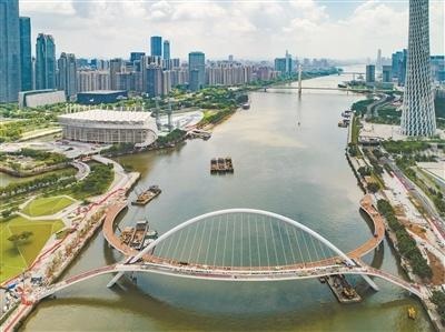 广州首座珠江两岸人行桥首次亮灯