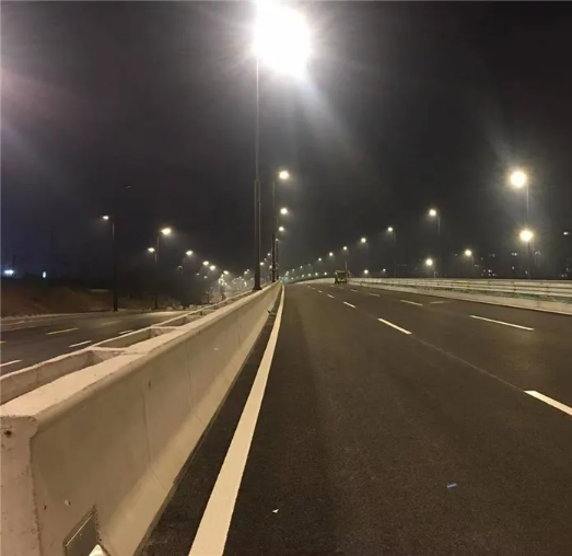 2000多盏LED路灯点亮江苏扬州江平快速路