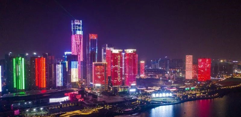 长沙“一江两岸”夜景灯光上新“建党百年”主题