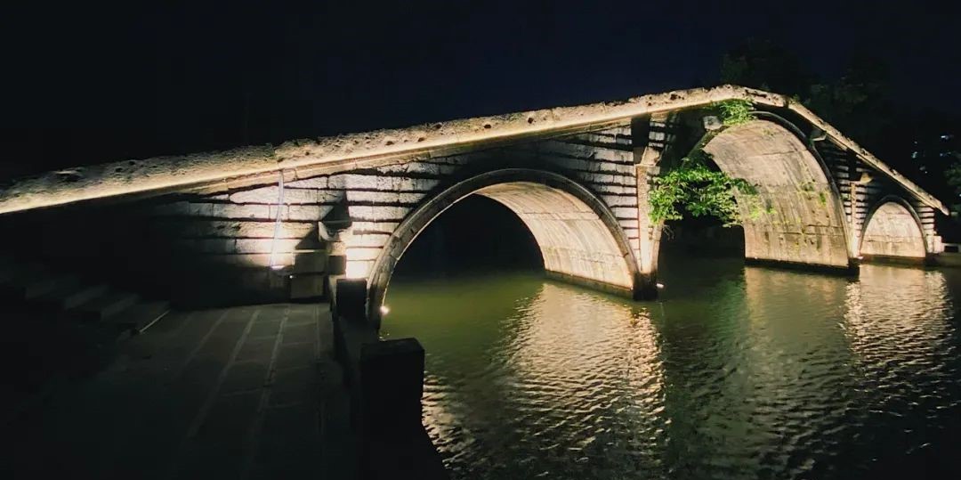 上海松江跨塘桥、市河桥亮灯营造“跨塘乘月”夜景