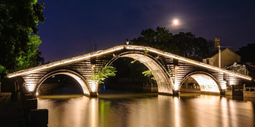 上海松江跨塘桥、市河桥亮灯营造“跨塘乘月”夜景
