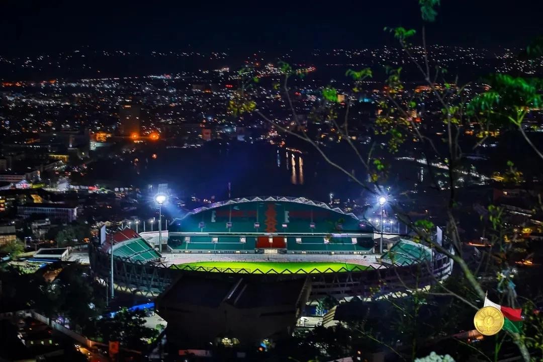 爱克股份点光源灯具点亮马达加斯加国家体育场天际线