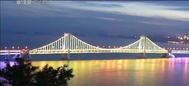 大连跨海大桥亮化完工后正式亮灯