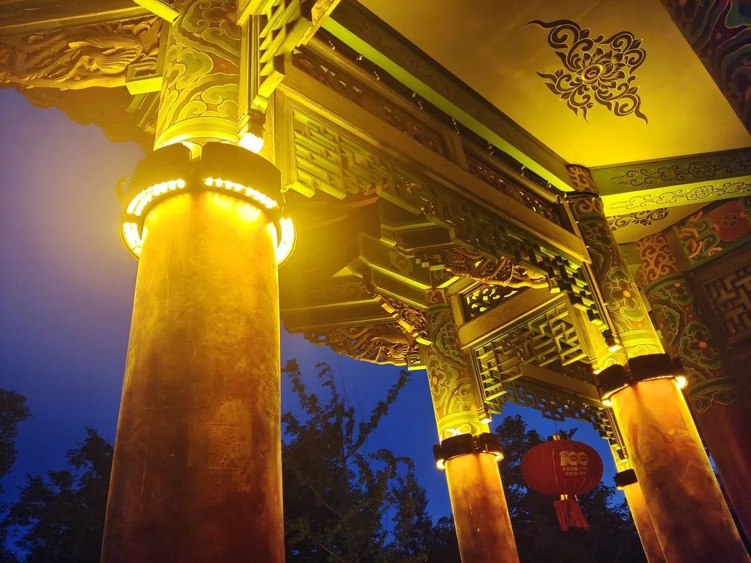 昆明三台山公园古建灯光亮化后呈流光溢彩夜景