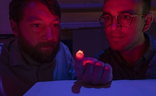 亚利桑纳大学研究团队融合光学和光遗传学技术，开发微型LED设备有望逆转失明