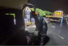 浙江省交通集团高速公路宁波管理中心应急照明设施为夜间道路排水抢险保驾护