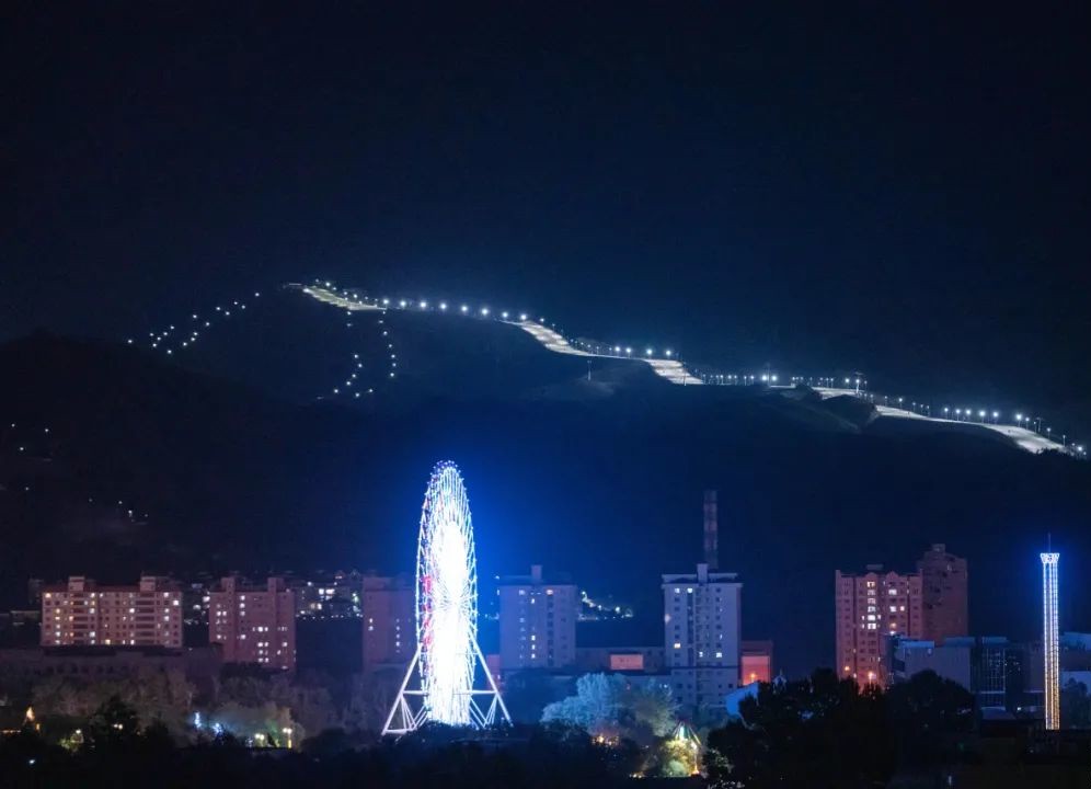 新疆阿勒泰将军山滑雪场银光大道调试亮灯