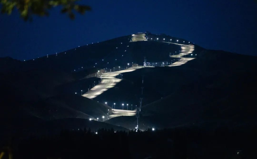 新疆阿勒泰将军山滑雪场银光大道调试亮灯