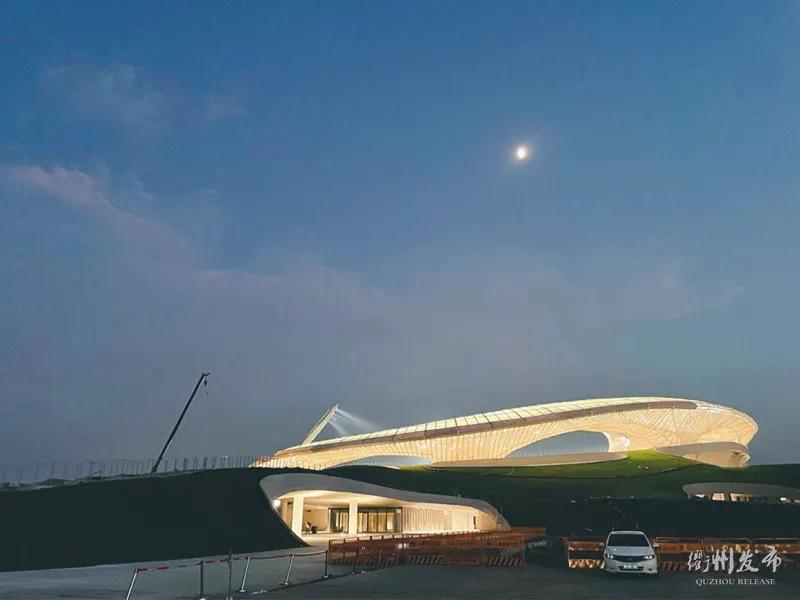 近2万盏灯点亮浙江衢州市体育场