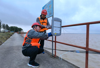 国网支援郑州黄河大堤紧急照明工程
