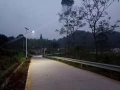 四川乐山市中区剑峰镇群团村新建太阳能路灯照亮美丽乡村路
