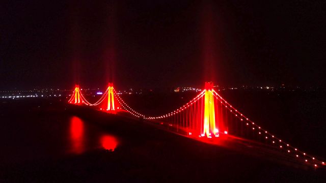 在建的济南黄河凤凰大桥调试亮灯