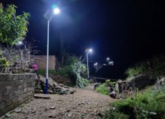 40盏太阳能路灯照亮四川凉山昭觉县瓦曲村村民回家路