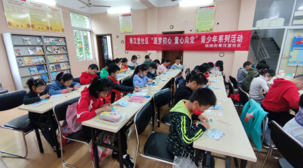 武汉粤汉里社区青少年空间开展“光纤灯制作”科普活动