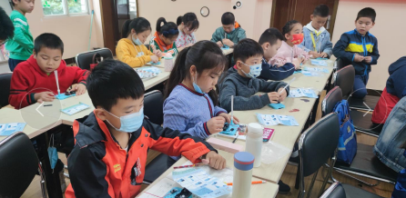 武汉粤汉里社区青少年空间开展“光纤灯制作”科普活动