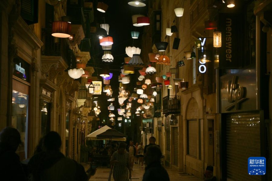 五颜六色灯光装扮马耳他瓦莱塔街道