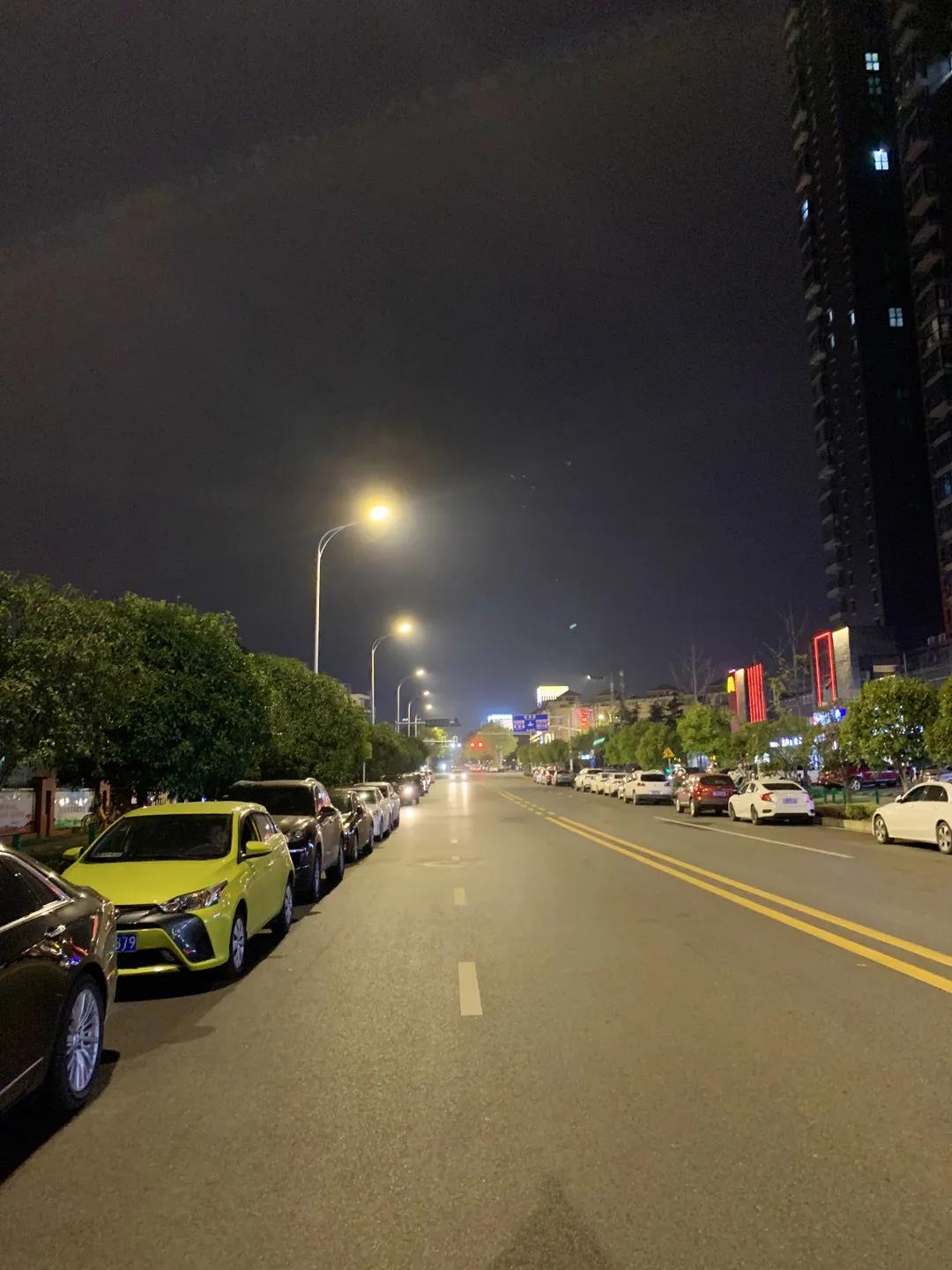 武汉经开区观湖路与车城西路部分路段照明设施提升项目全面完工亮灯