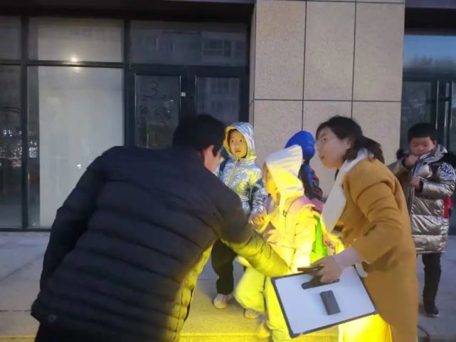 LED灯牌助山东潍坊高新区清平小学学生安全回家