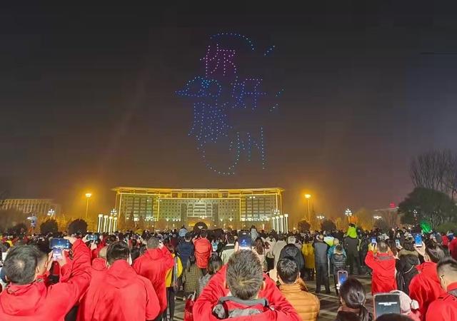 600架无人机山东枣庄滕州夜空上演灯光秀