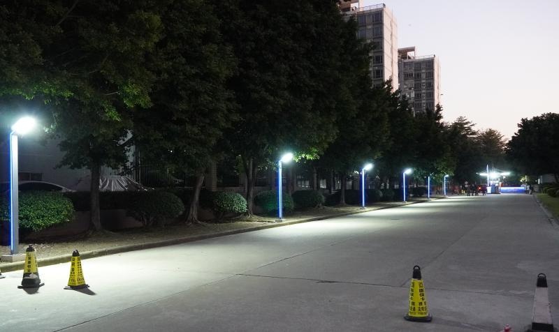 广州海港花园小区新装智能路灯照亮社区居民出行路
