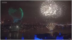 英国伦敦上演迎新年主题无人机灯光秀