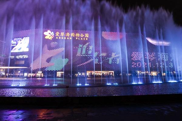 “追光者”主题沉浸光影秀在上海爱琴海上演